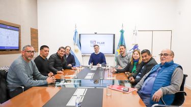 El intendente se reunión con gremios antes del anuncio.