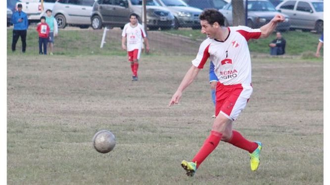 GOLEADOR. El Tuki Maliar selló la victoria roja en José C. Paz..