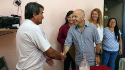 EN FAMILIA. Ducoté lanzó el programa en la casa del primer beneficiario..