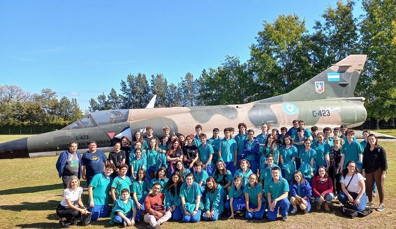 Desde la Dirección de Turismo acompañamos al Colegio Brown de Pilar a disfrutar de una visita guiada por el #CenotafioDeMalvinas. Allí los estudiantes descubrieron el complejo museográfico y tuvieron el honor de conocer la historia contada por uno de los veteranos de guerra de Malvinas, el cual compartió un relato muy emotivo sobre su propia experiencia y detalles de lo vivido durante la guerra en Malvinas. Claudia Juanes. &nbsp;
