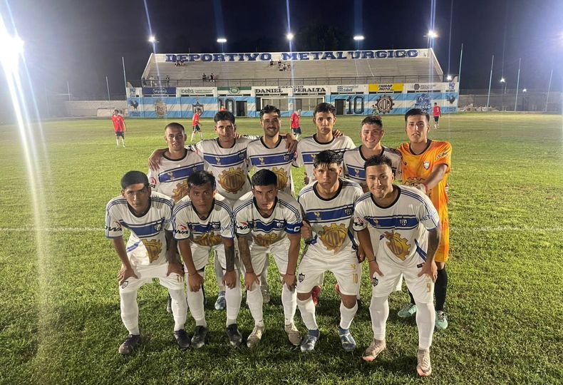 EQUIPO. El once inicial de Metalúrgico que hizo su estreno en el 2026.