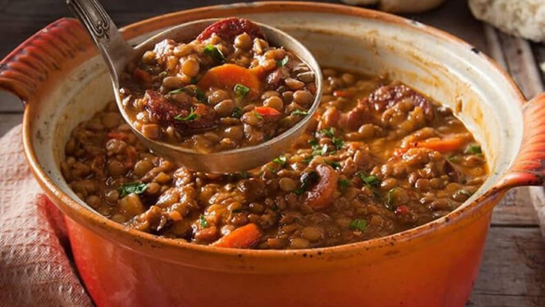 El guiso de lentejas es uno de los platos más antiguos de la humanidad y un exponente de nuestra gastronomía típica.&nbsp;