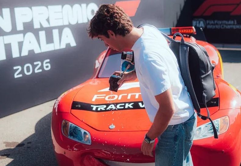 Colapinto infraganti: volcó su termo junto al Rayo McQueen.