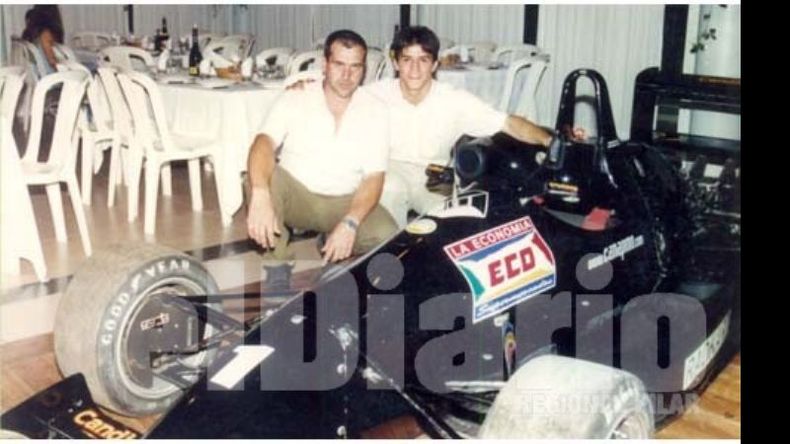 Con el preparador del Tom’s, Matías posa junto al monoposto con el que se coronó en 2002, en la Fórmula Súper Renautl..
