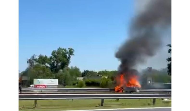 CAPTURA DE VIDEO. El auto envuelto en llamas en la banquina de Panamericana.