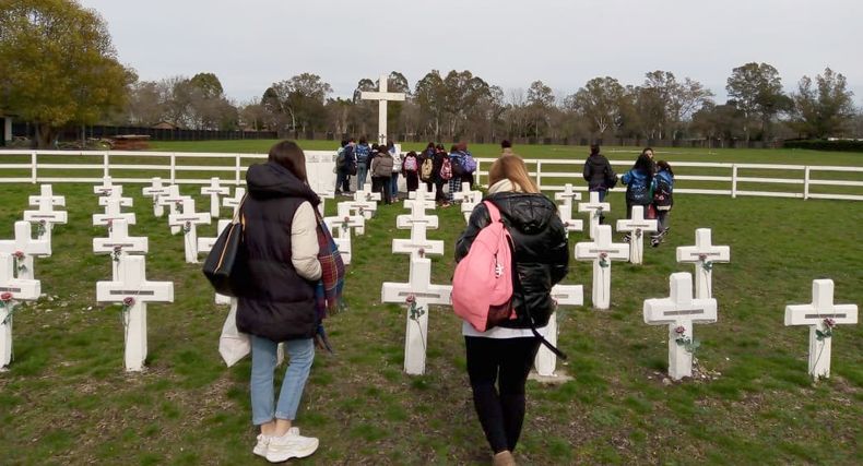 Acompañamos a estudiantes de la EP Nº38 de Del Viso en una visita guiada para conocer más sobre los sitios de interés de nuestra ciudad. Comenzamos el paseo por el imponente Cenotafio de Malvinas, luego recorrimos monumentos y edificios del casco histórico de Pilar. Pilar Turismo / @PilarTurismo.