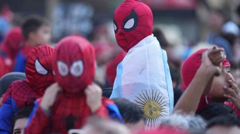 La convocatoria de Spiderman en el Obelisco. (NA)..jpg