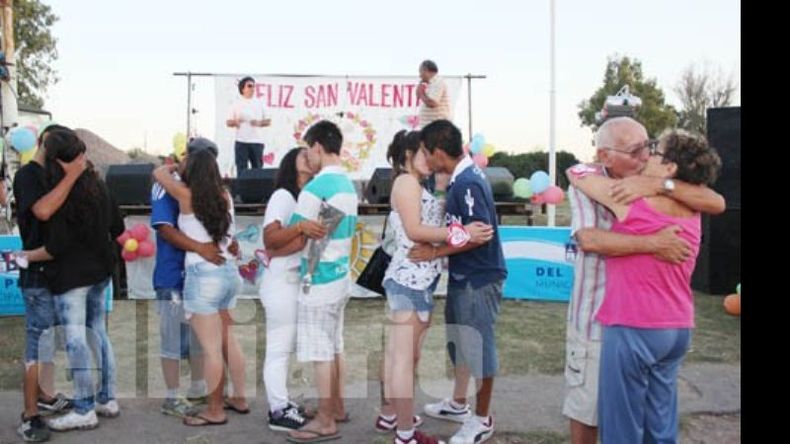 El beso más largo. El concurso fue furor en Presidente Derqui en los festejos de San Valentín..