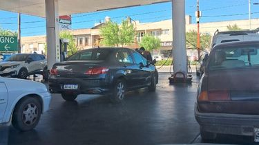 COLAS. En algunas estaciones de servicio hay largas esperas para cargar. &nbsp;