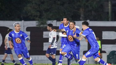 VICTORIA. Ezequiel Huguetti grita con euforia el 2-1 agónico en Alberti.