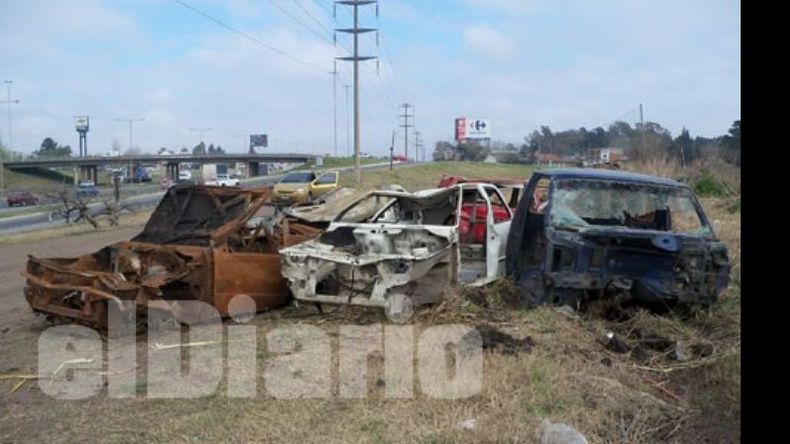 Cementerio de autos en la colectora de Panamericana..
