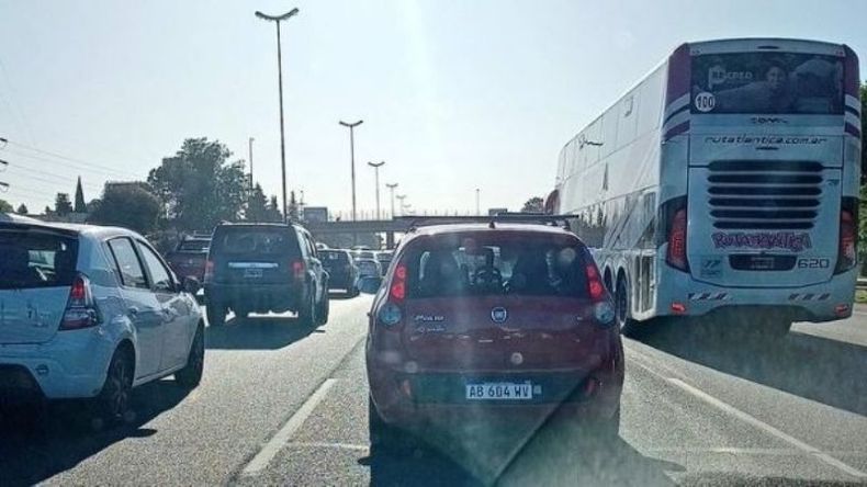 TRABADO. El tránsito en el ramal Pilar suma complicaciones por las tareas de mantenimiento..