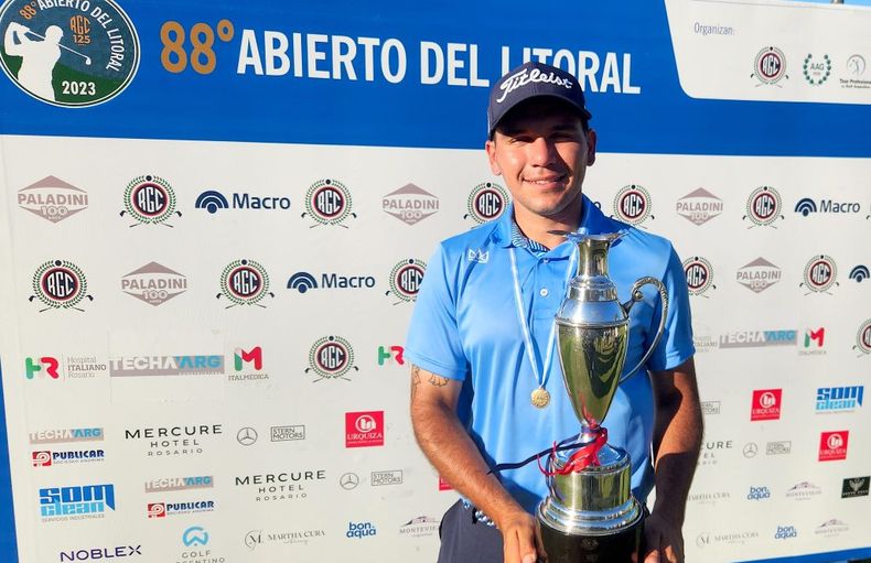 GANADOR. El aficionado Joaquín Ludueña posa con la copa de campeón.
