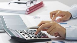 Las tasas de plazos fijos caen tras el triunfo libertario en las elecciones. La mayoría de los bancos ajusta sus rendimientos a la baja, con pocas excepciones. Las tasas de plazos fijos caen tras el triunfo libertario en las elecciones. La mayoría de los bancos ajusta sus rendimientos a la baja, con pocas excepciones.