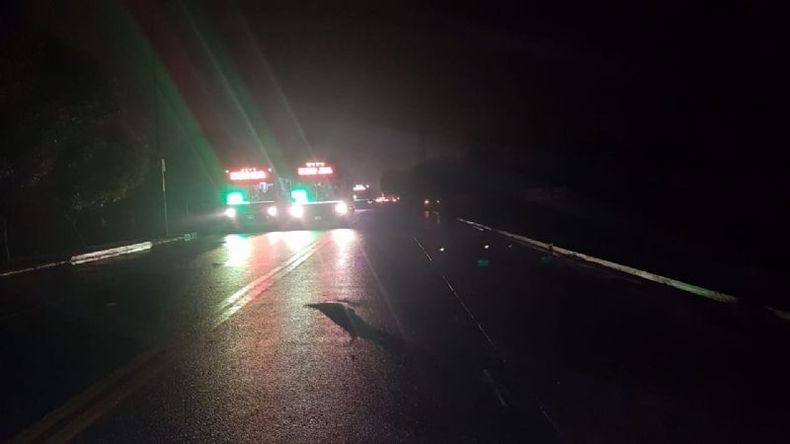 DETENIDOS. Dos colectivos sobre la ruta. Los vecinos no permiten el paso. .
