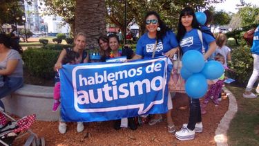 La plaza se tiñó de azul para hablar de autismo