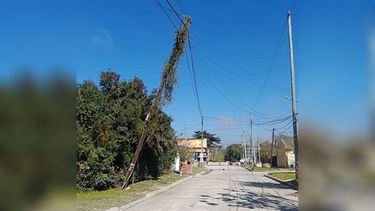 Calle Bergantín Independencia. Los vecinos denuncian que este poste tiene más de 15 días en alto riesgo y las autoridades no solucionan el caso. Lino..