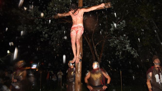 Emotiva representación del Vía Crucis en Pilar