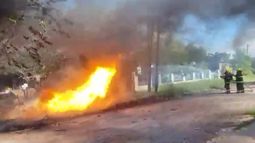 Los bomberos de Villla Rosa combaten el fuego. Los bomberos de Villla Rosa combaten el fuego.