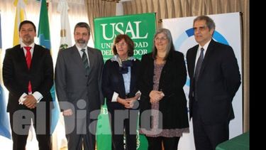 Los disertantes, tras la actividad en la Universidad de Salvador..