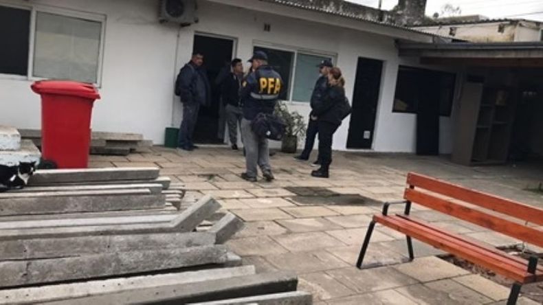 UNIFORMES. Policías federales, ayer, en el edificio de Obras Públicas..