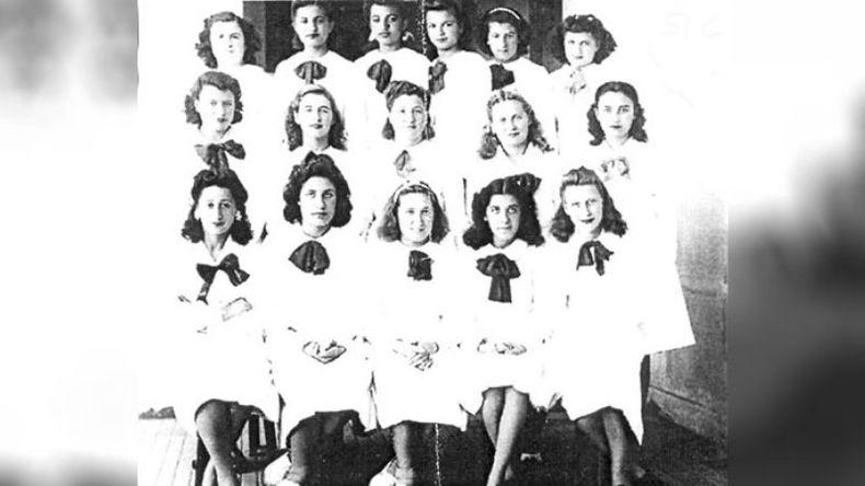 Alumnas del curso de corte y confección del Instituto Madre del Divino Pastor, en 1944..