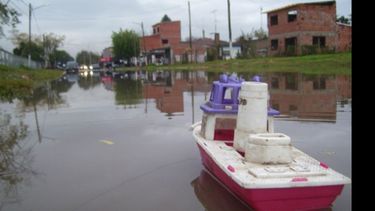 Foto denuncia. Los vecinos de Belgrano e Yrigoyen, en Villa Rosa, ya se toman con humor las habituales inundaciones de la zona ante cada lluvia. La foto la envió Sergio Gabriel, quien comentó: “frente a la estación, más inundado que nunca. Justo ayer (por el jueves) la Municipalidad rellenó los pozos con escombros en una calle de asfalto nueva, entonces es un barrial. Ferrovías ya cercó todo en la zona, por ende se inunda más que antes”..