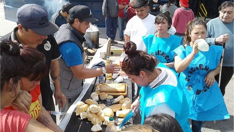 PROTESTA. Los manifestantes cortaron Rivadavia para montar la olla popular..