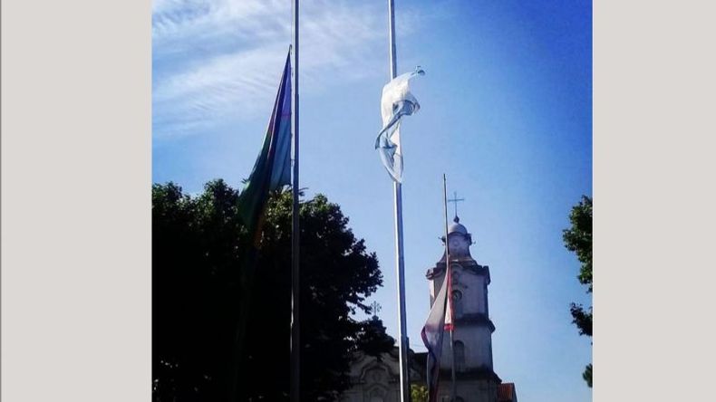 La bandera de la Plaza 12 de Octubre amaneció a media asta por la muerte de Diego Maradona. .