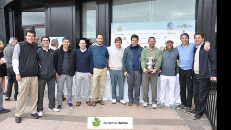 GOLF SOLIDARIO JUNTO AL CHINO. Se llevó a cabo el 2º Torneo de Golf de la Fundación Creciendo en Pilar, con el objetivo de reunir fondos para aumentar la cantidad de becados, en el marco de programa de becas universitarias que posee la Fundación, destinado a jóvenes de menores recursos y que tienen deseos y sueños de ser profesionales en el futuro. Fue realizado en las canchas de Pilar Golf, en donde participaron 100 golfistas, quienes hicieron su aporte solidario; y contó con el auspicio.