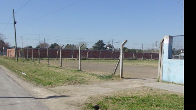 Así luce la escuela hoy sin su alambrado perimetral..