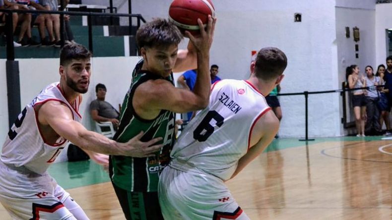 DEFENSA. Demogerontas y Szlaien no pueden frenar a Jano Martínez. Foto: Prensa Villa Mitre..