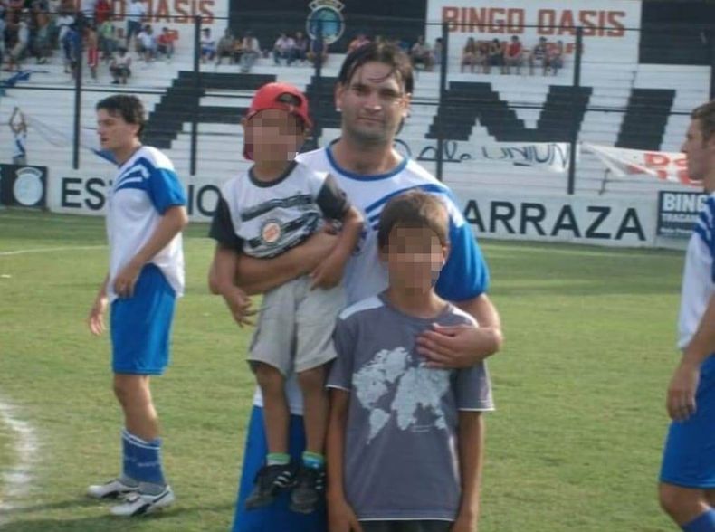 Años atrás, Federico Piazza con sus hijos en el estadio Carlos Barraza donde Unión jugó el Torneo del Interior.