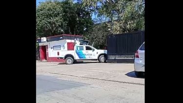 El móvil policial ingresando a la planta de Lustramax.