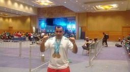 PODIOS. Luna y Félix con sus medallas y la copa por el 3º puesto de Argentina..