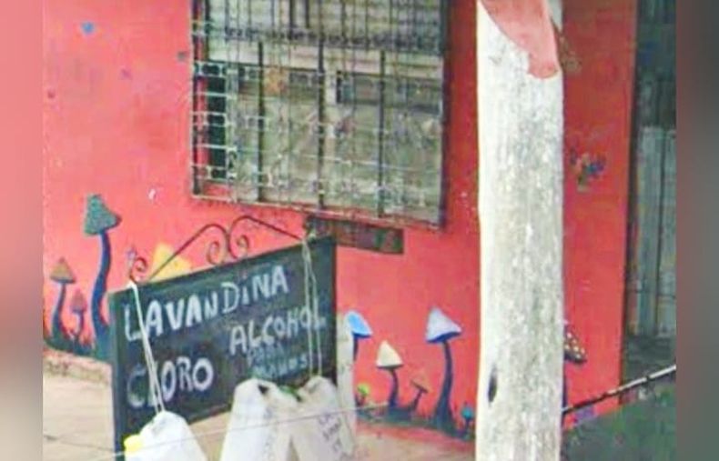 FRENTE DEL LOCAL ASALTADO. Está ubicado a metros de la estación de trenes.