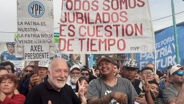 JUBILADOS. Néstor Sito con un cartel que se hizo emblemático.