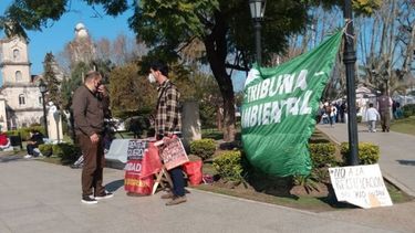 RADIO. En la plaza, Battistessa reclamó por la ley de humedales. .