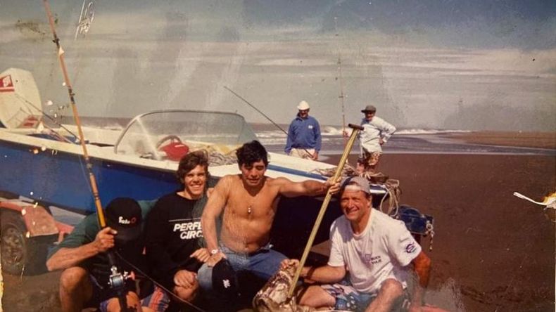 FOTO HISTÓRICA. Diego Maradona con Jorge Oyhanart y Abel Ataide, con los tiburones..