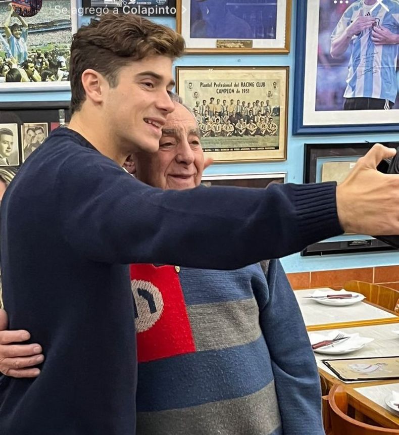 Franco Colapinto junto a Manolo Diz, el histórico dueño de El Cuartito. 