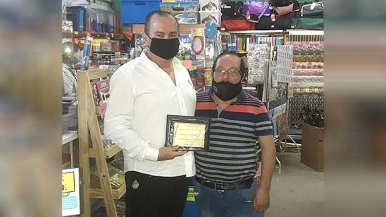 RECONOCIMIENTO. El vice de Scipa, Alfredo Ventura, le entregó una placa a Eduardo Ludueña por sus 25 años como socio de la entidad..