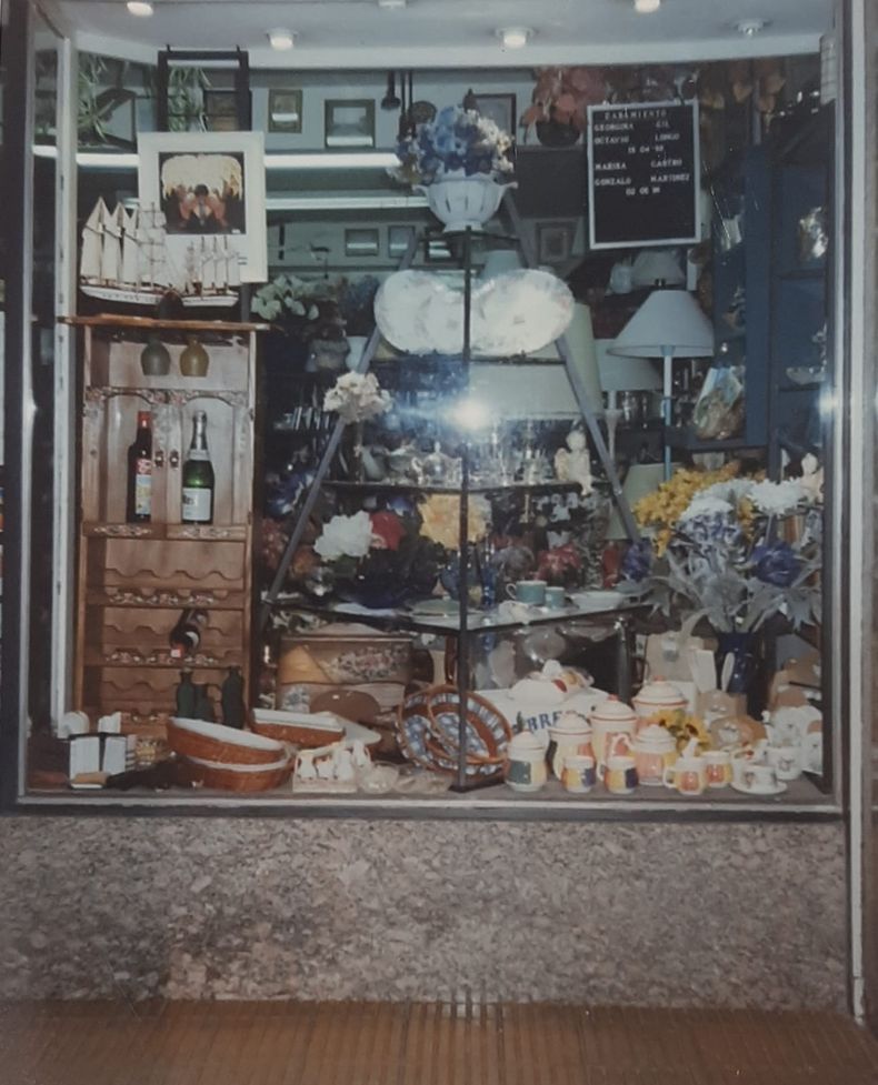 La antigua vidriera de El Ático, allá por los 90.