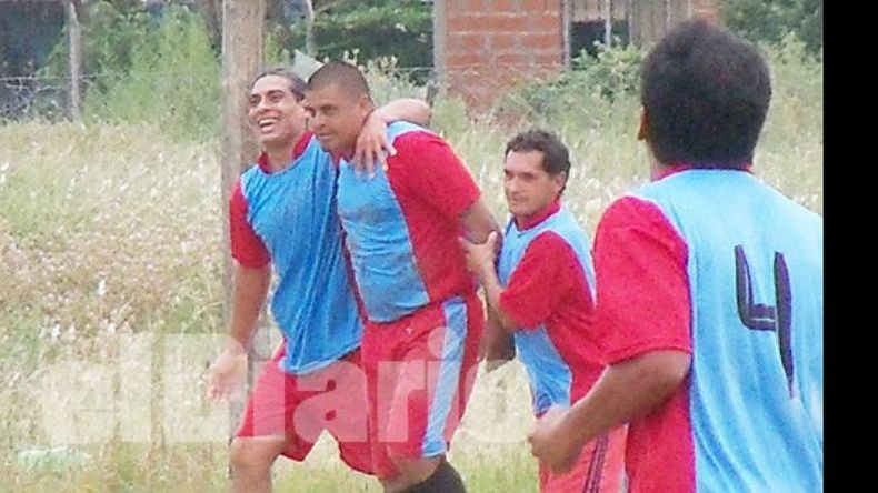 Juan Figueroa saluda a Roberto Gamboa, que acaba que marcar el 2-1 para Arsenal..