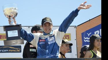 Diego Azar celebra en lo más alto del podio de Viedma. Fue su segundo triunfo del año..