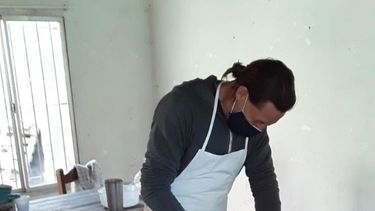 Manos en acción. El Polaco Sánchez dejó la pelota de lado y se visitó de chef para ayudar a las familias de su barrio. .