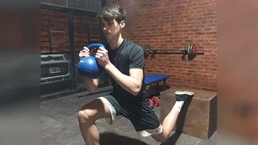 Pilar a Diario | PESAS. “Trato de seguir entrenando”, dijo Lucas haciendo su rutina en casa..