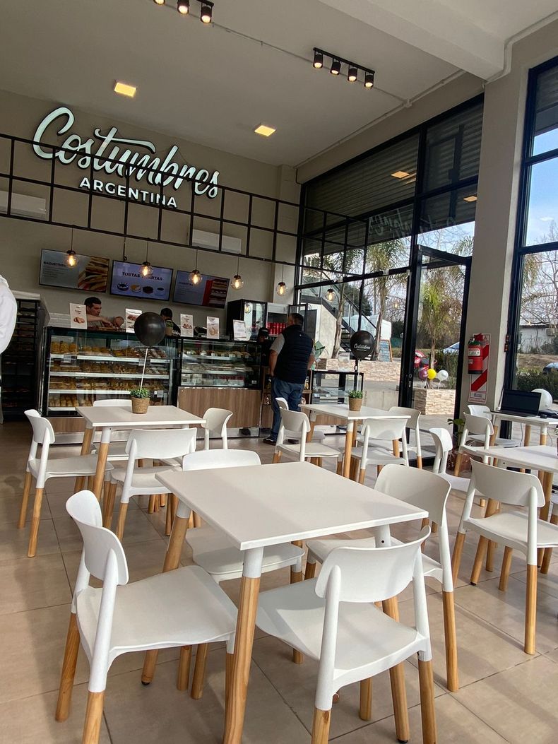 La empresa de panificados Costumbres Argentinas abrió un nuevo local en el acceso a Manzanares.&nbsp;
