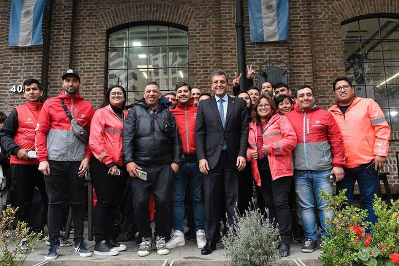 ENCUENTRO. Massa se reunió con trabajadores para analizar la medida. &nbsp;