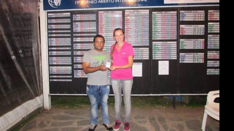 TROFEO. Maca, con su premio obtenido el domingo en Rosario..