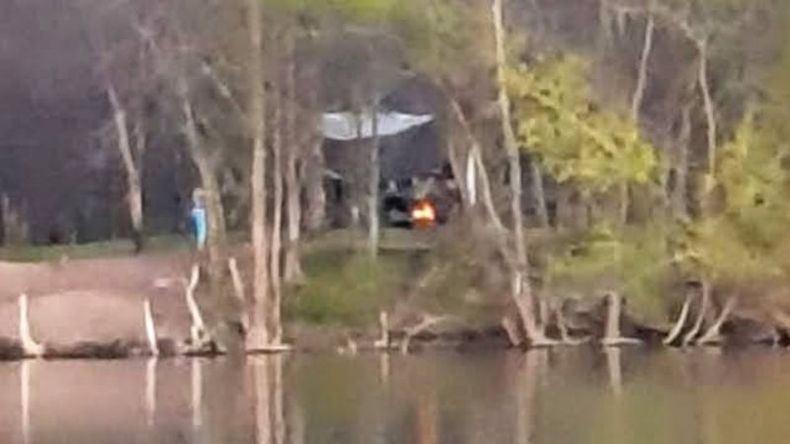 Las carpas estaban a la vera del río..